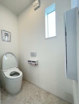 【トイレ】 | 佐野市堀込町中古住宅 | 小窓から換気ができて清潔なトイレスペース☆ウォシュレット搭載です！