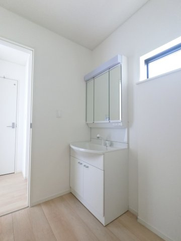 神埼市神埼町本堀第1　２号棟の洗面所|明るい洗面所です