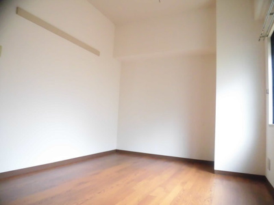 【居間・リビング】 | プリオール上新庄 | 天井の高いお部屋です。