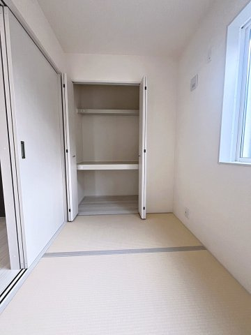 新築戸建・新築建売　福島市東浜町第5　福島第三小・福島第二中の和室|畳のぬくもりが心地いい和室。リビングから見守ることができ、お子様のお昼寝や遊び場に最適です！