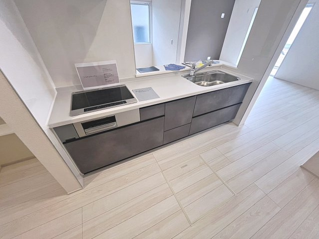 新築戸建・新築建売　福島市東浜町第5　福島第三小・福島第二中のキッチン|カウンター越しに会話が弾み、家族とのつながりを感じられる対面キッチンです！