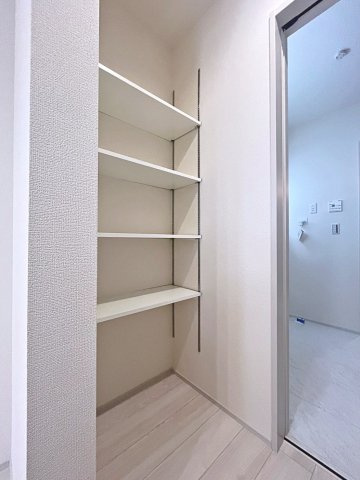 新築戸建・新築建売　福島市東浜町第5　福島第三小・福島第二中の収納|大容量のパントリーは食品や日用品、防災グッズなどの保管に便利です！