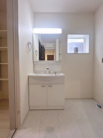 新築戸建・新築建売　福島市東浜町第5　福島第三小・福島第二中の独立洗面台|三面鏡洗面台で朝の身支度もしやすい＆収納力も◎洗面台に物を置かずすっきり清潔に保つことができます！