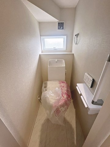 新築戸建・新築建売　福島市東浜町第5　福島第三小・福島第二中のトイレ|白を基調とした清潔感のある空間です！小窓がついているので簡単に換気が可能！