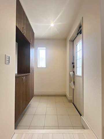 新築戸建・新築建売　福島市東浜町第5　福島第三小・福島第二中の玄関|大容量のシューズボックスがあり収納豊富な玄関スペース。玄関ドアから日差しが入り明るいです！