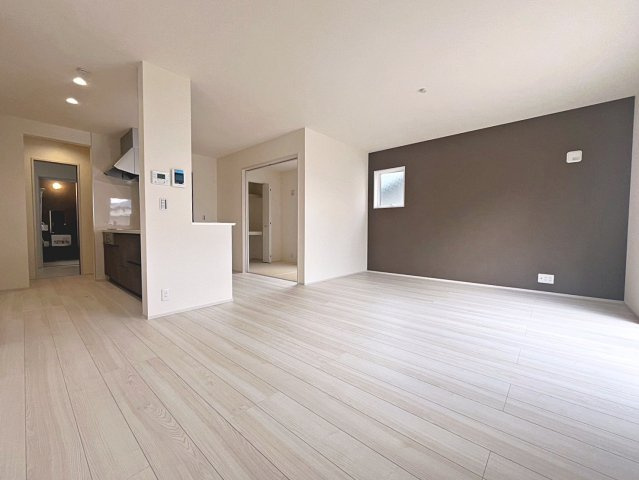 新築戸建・新築建売　福島市東浜町第5　福島第三小・福島第二中の居間・リビング|18帖のLDKはキッチンの前にダイニングテーブルを設置すれば、お料理の配膳もスムーズです！