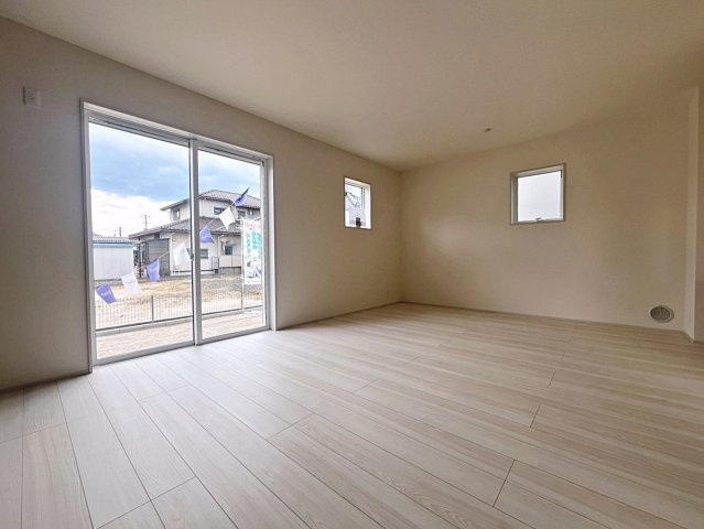 新築戸建・新築建売　福島市東浜町第5　福島第三小・福島第二中の居間・リビング|南側の大きな窓から日差しが入り明るいリビングはご家族皆さんの憩いの場です！