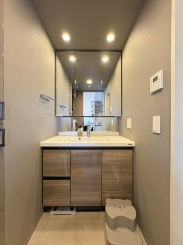 ヴェレーナシティパレ・ド・マリナージュの独立洗面台|洗面台/3面鏡で身支度に便利です！