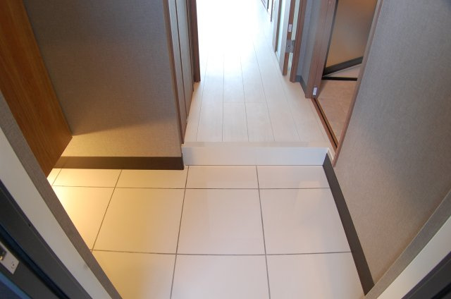 アンフィニⅩⅦマローネの玄関