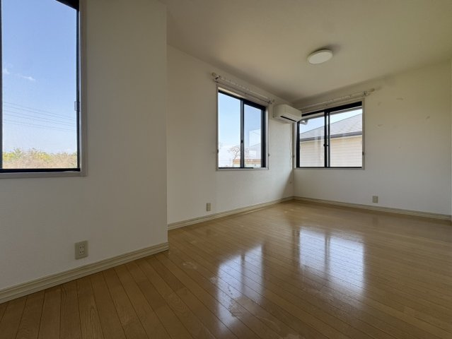 【角地】屋根外壁塗装・クロス貼替・庭,駐車場付きの河内郡の中古住宅の洋室