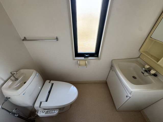 【角地】屋根外壁塗装・クロス貼替・庭,駐車場付きの河内郡の中古住宅のトイレ