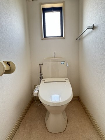 【角地】屋根外壁塗装・クロス貼替・庭,駐車場付きの河内郡の中古住宅のトイレ