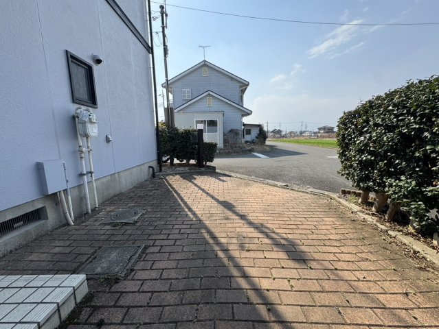 【角地】屋根外壁塗装・クロス貼替・庭,駐車場付きの河内郡の中古住宅の駐車場