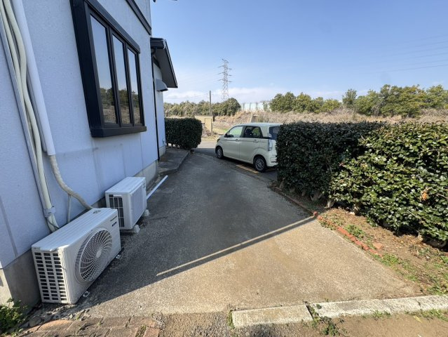 【角地】屋根外壁塗装・クロス貼替・庭,駐車場付きの河内郡の中古住宅の駐車場