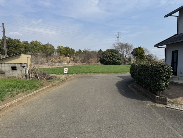 【角地】屋根外壁塗装・クロス貼替・庭,駐車場付きの河内郡の中古住宅の前面道路含む現地写真