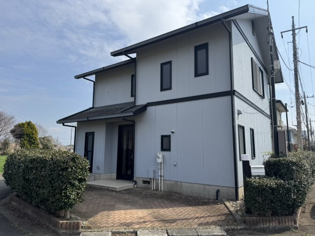 【角地】屋根外壁塗装・クロス貼替・庭,駐車場付きの河内郡の中古住宅の外観|建物外観を気になさる方へ、見た目の良い物件です