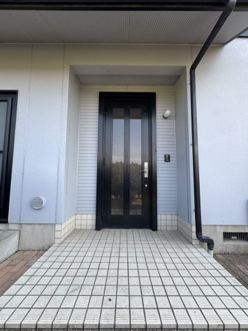 【角地】屋根外壁塗装・クロス貼替・庭,駐車場付きの河内郡の中古住宅の外観パース|外観パースです