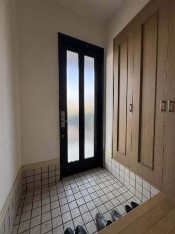 【角地】屋根外壁塗装・クロス貼替・庭,駐車場付きの河内郡の中古住宅の玄関|毎日通る玄関はこちらです