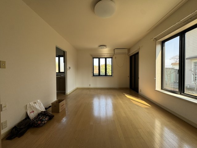 【角地】屋根外壁塗装・クロス貼替・庭,駐車場付きの河内郡の中古住宅の居間・リビング|おしゃれな居間です