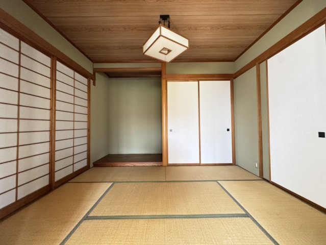 【角地】屋根外壁塗装・クロス貼替・庭,駐車場付きの河内郡の中古住宅の和室|落ち着いた雰囲気の和室付きです