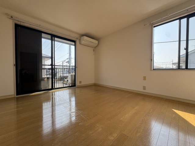 【角地】屋根外壁塗装・クロス貼替・庭,駐車場付きの河内郡の中古住宅の洋室|広々とした洋室です