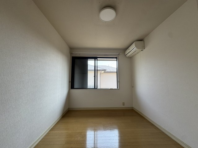 【角地】屋根外壁塗装・クロス貼替・庭,駐車場付きの河内郡の中古住宅の洋室|明るい洋室です