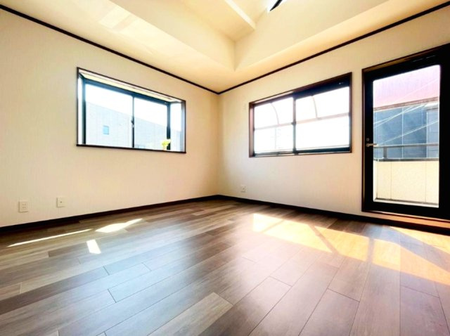 西宮市松籟荘の洋室|光が沢山取り込める大きな窓。2面採光なので、日差しを長時間受ける事が出来る暖かいお部屋です。
