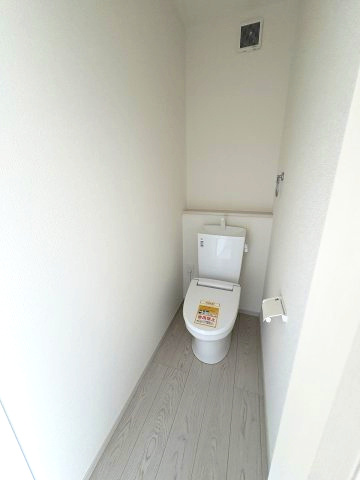 【トイレ】 | 福岡市東区奈多2丁目5期　1号棟（全5棟）【仲介手数料無料・0円】 | 現地写真。2階にもトイレです。