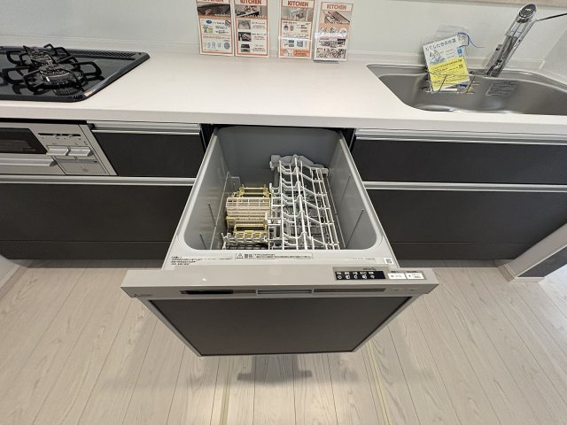 【キッチン】 | 福岡市東区奈多2丁目5期　1号棟（全5棟）【仲介手数料無料・0円】 | 現地写真。食洗器が付いてます。