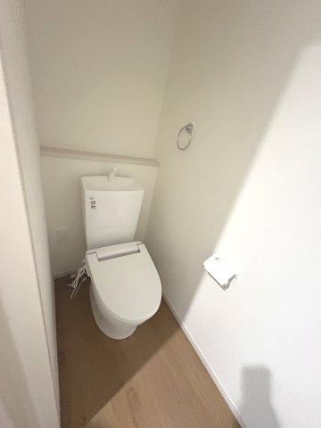 【トイレ】 | 福岡市東区奈多1丁目2期　1号棟（全6棟）【仲介手数料無料・0円】 | 現地写真。2階にもトイレです。