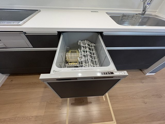【キッチン】 | 福岡市東区奈多1丁目2期　1号棟（全6棟）【仲介手数料無料・0円】 | 現地写真。食洗器が付いてます。