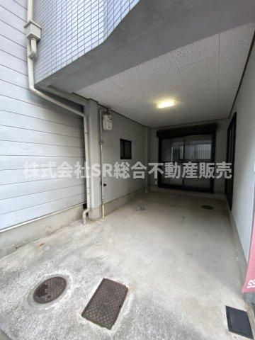 稲田本町2丁目中古戸建の駐車場|お車をお持ちの方には必要な駐車場はビルトインガレージです♪