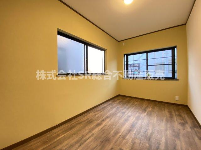 稲田本町2丁目中古戸建の子供部屋|アクセントクロスが黄色で気分が明るくなりますね♪
