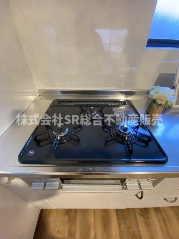 稲田本町2丁目中古戸建のキッチン|3口コンロ、グリル付きです！