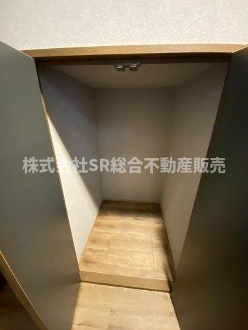 稲田本町2丁目中古戸建の収納|階段下にも収納があります。