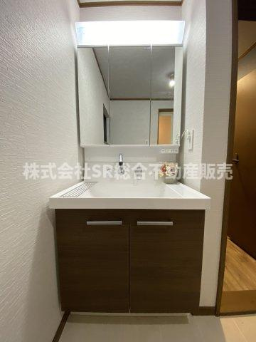 稲田本町2丁目中古戸建の独立洗面台|独立洗面台、鏡裏に小物を置くことができて便利です