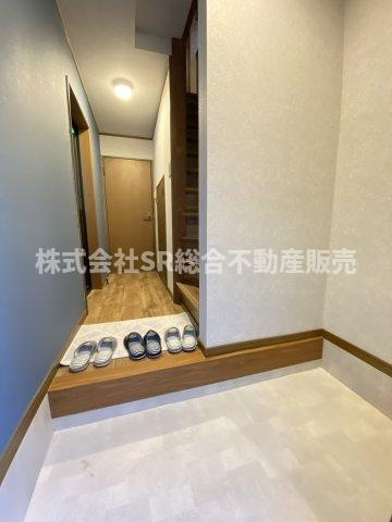 稲田本町2丁目中古戸建の玄関|玄関にシューズボックスを置いても広く使えます！