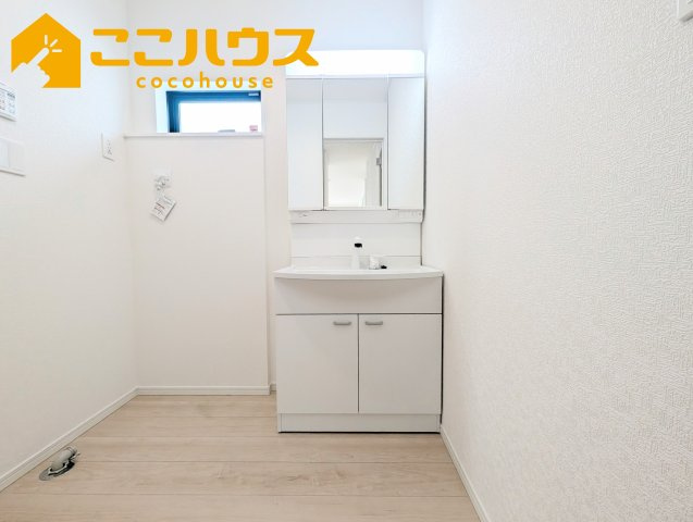 うるま市与那城屋慶名第6　クレイドルガーデン　新築戸建て　全4棟　4号棟の独立洗面台|独立洗面台は収納豊富な三面鏡