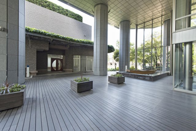 浮島広場（ピロティ）