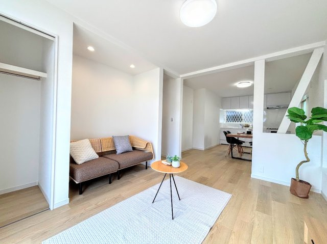 木曽東　中古戸建の外観|(モデルルーム写真)◆柔らかな色合いのフローリングと清潔感のあふれる白のクロスが明るい空間を創り出しているリビングダイニング。家族の集まる憩いの場にふさわしい空間。