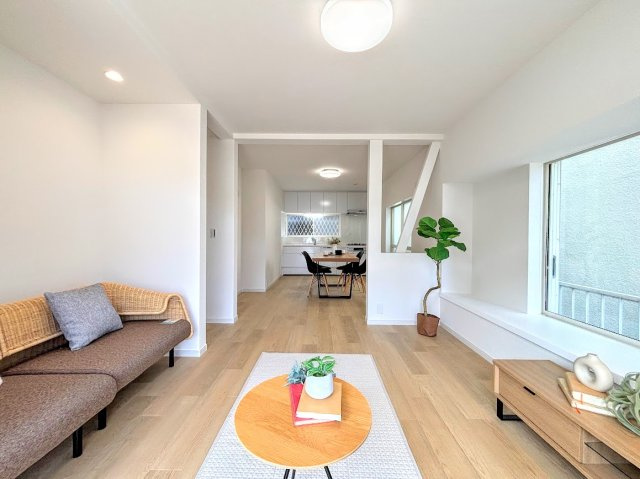木曽東　中古戸建の居間・リビング|(モデルルーム写真)◆一家だんらんのスペースとなるＬＤＫ。窓から明るい光が差し込み、思わず家族の会話も弾む快適な空間。
