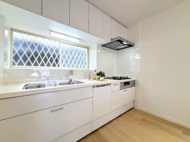 木曽東　中古戸建のキッチン|(モデルルーム写真)◆リビングは一日中太陽の光が射し込みます。家族が集まる空間は、自然と笑顔が溢れます！