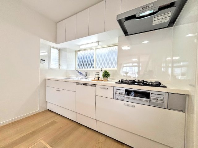 木曽東　中古戸建のキッチン|(モデルルーム写真)◆家族で食卓を囲むダイニングスペースと、ソファでゆったりくつろぐリビングスペースが区切られているので家具の配置や用途を使いわけしやすいです。
