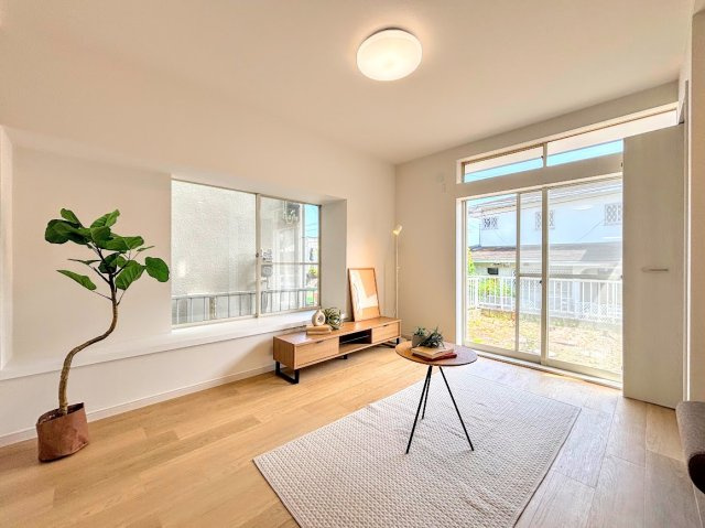 木曽東　中古戸建の居間・リビング|(モデルルーム写真)◆デザイン性と機能性を兼ね備えたキッチンです。リビングスペースとの一体感が生まれ、広々空間を演出してくれます。