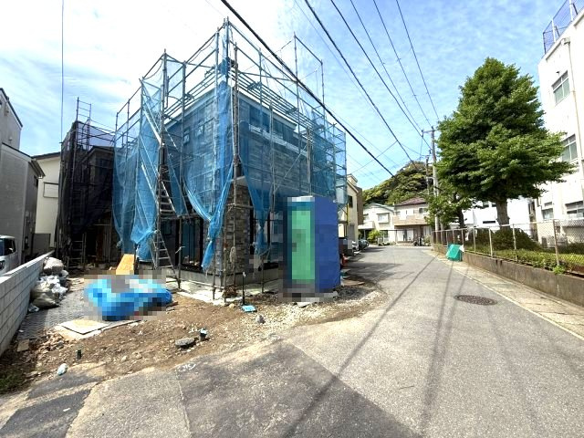 久木小学校徒歩1分　ZEH水準省エネ住宅　2号棟の前面道路含む現地写真|前面道路
