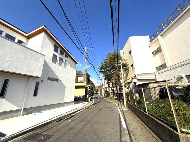 久木小学校徒歩1分　ZEH水準省エネ住宅　2号棟の前面道路含む現地写真|前面道路