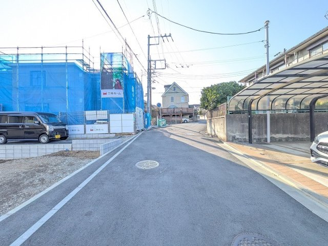 横浜市旭区白根5丁目　新築戸建【仲介手数料無料】の前面道路含む現地写真