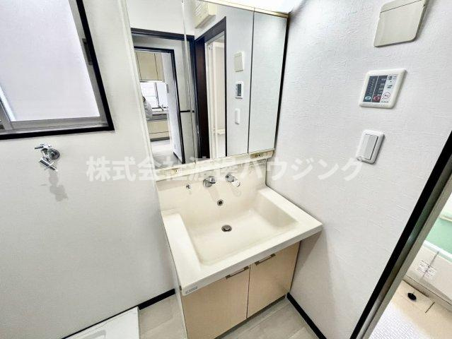 角田1丁目貸家の洗面所