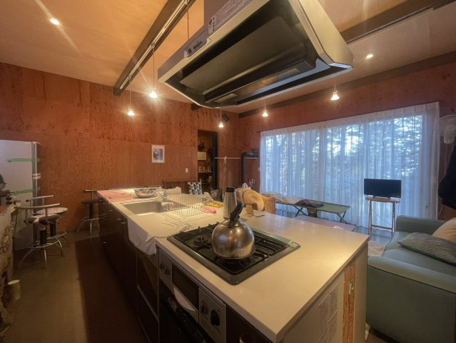 アイランドキッチン×薪ストーブ×メンテ不要の外壁仕様♪ハイグレード仕様の中古別荘＝那須町高久乙のキッチン|キッチンでお料理をお楽しみください