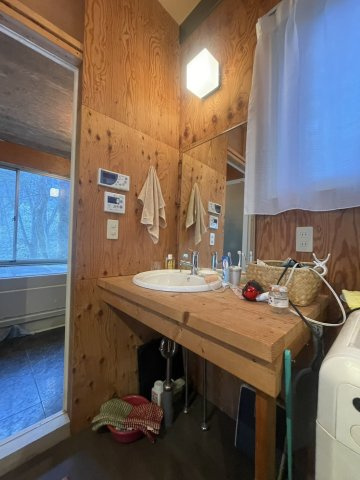 アイランドキッチン×薪ストーブ×メンテ不要の外壁仕様♪ハイグレード仕様の中古別荘＝那須町高久乙の洗面所|忙しい朝には欠かせない洗面です